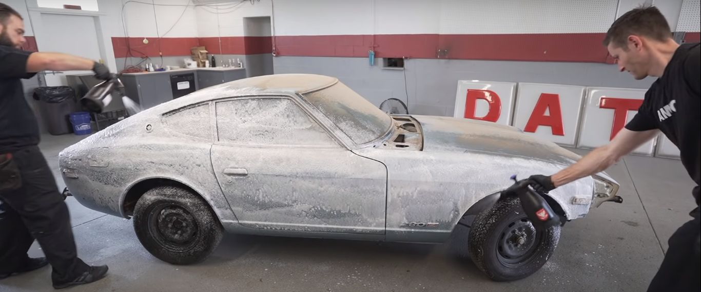 datsun 280z 44 anos sem lavar sendo lavado