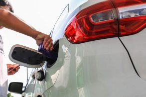 colocando aditivo no tanque shutterstock 1547414060