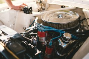 motor v8 cromado capo aberto