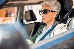 mulher idosa de oculos escuros dirigindo shutterstock