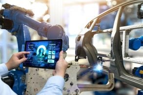 montadora carro chassi fabrica automotiva especialista mecanico analisando