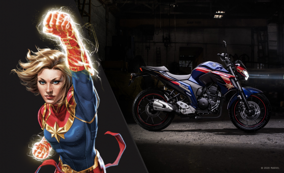 yamaha fazer 250 ao lado da capita marvel