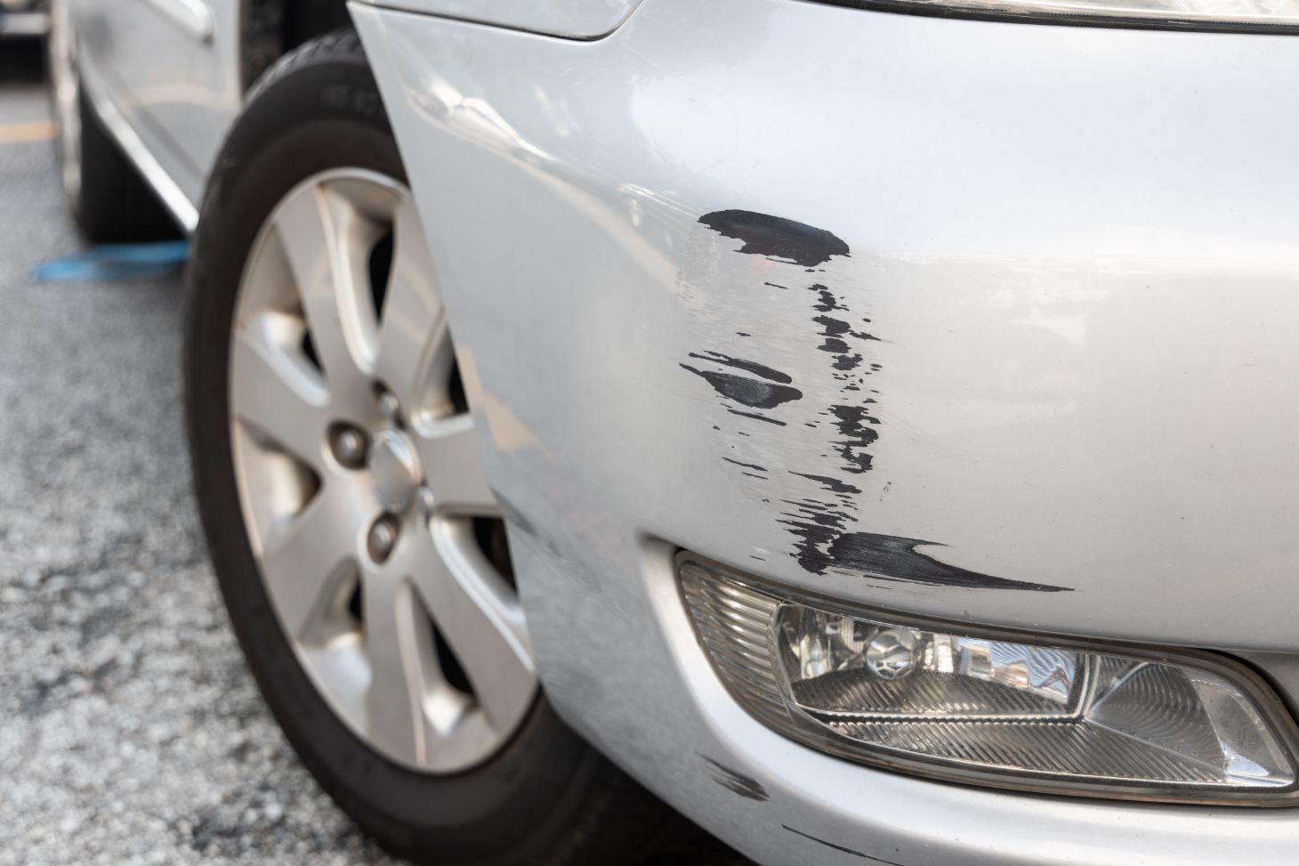 carro prata com arranhado no para choque dianteiro shutterstock