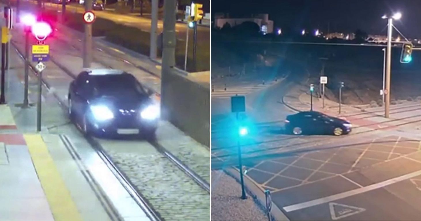 Mulher dirigindo o carro sobre trilhos de trem em Málaga, na Espanha