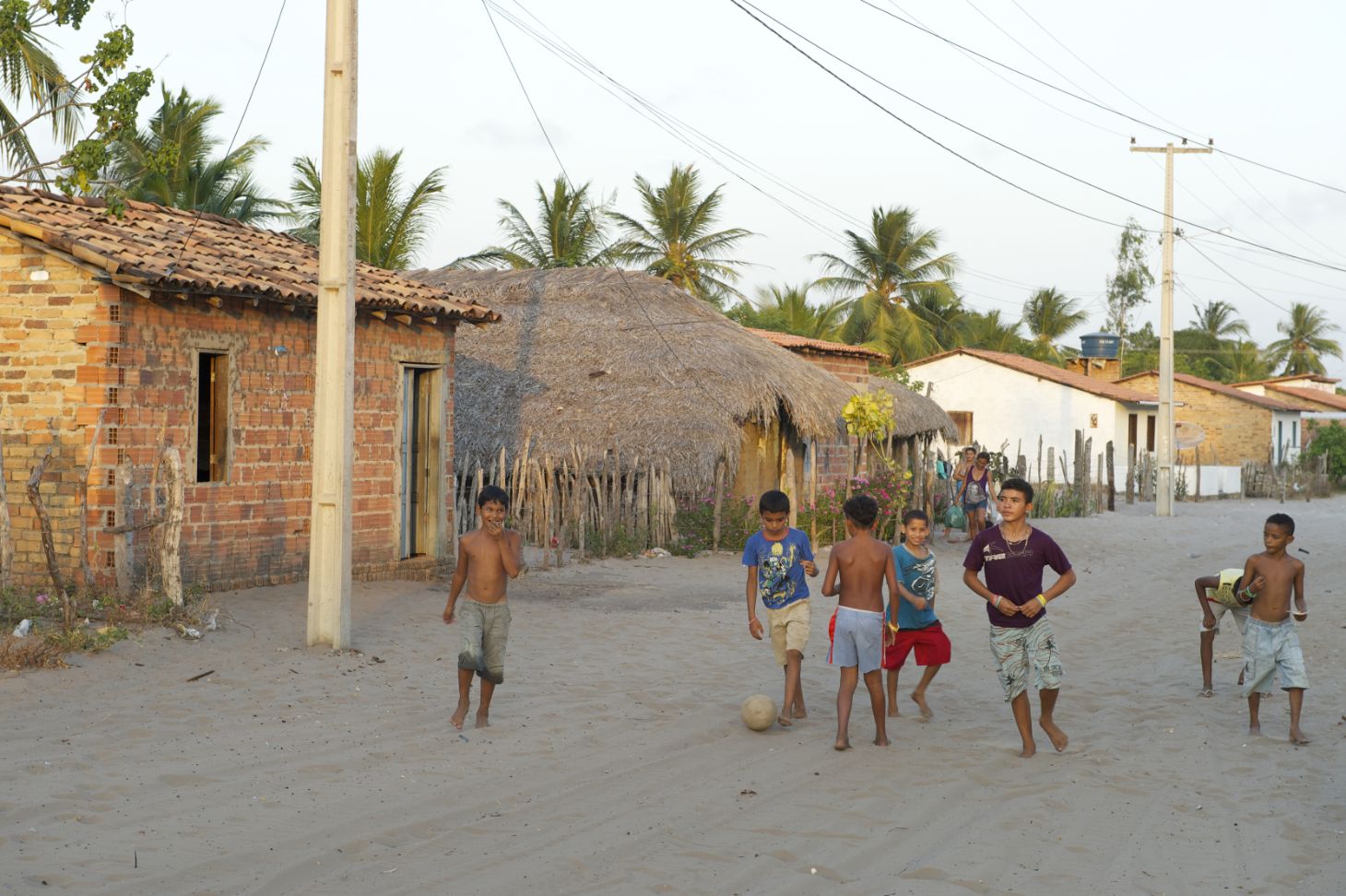 criancas jogando bola na rua em barreirinhas maranhao foto shutterstock