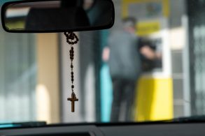 crucifixo retrovisor