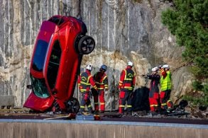 bombeiros olham volvo vermelho jogado de penhasco