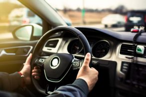 maos motorista volante painel carro transito dirigir