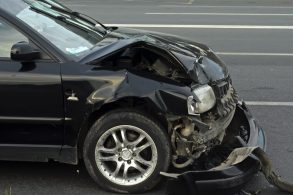 acidente transito frente carro amassada airbag nao disparou