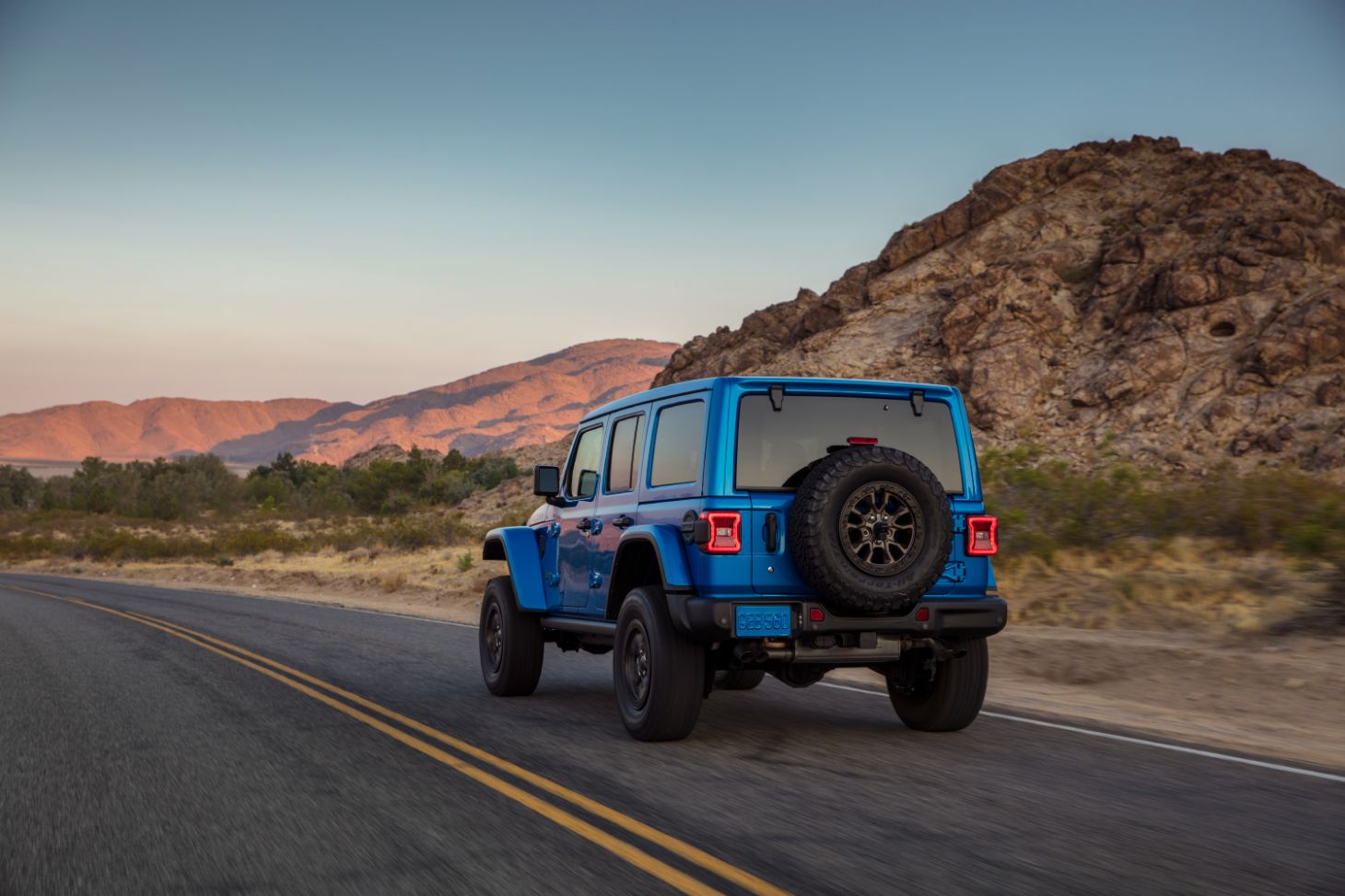 traseira do jeep wrangler rubicon 392 azul