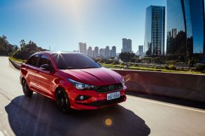 fiat cronos 2021 hgt 1 8 vermelho rodando em cidade