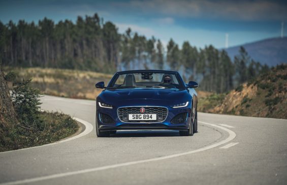 novo jaguar f type p300 conversivel azul visto de frente em rodovia