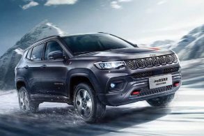 jeep compass trailhawk 2022 chines visto de frente em movimento