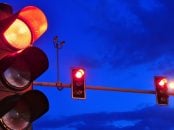 sinalizacao semaforo transito vermelho duante madrugada