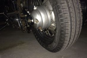 pneu de carro instalado em moto foto continental