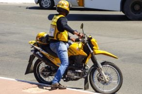 mototaxista encostado no passeio olha para tras em salvador bahia