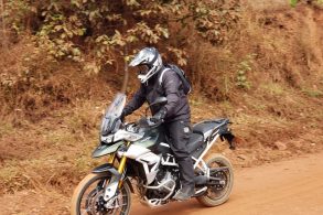 triumph tiger 900 rally pro na terra
