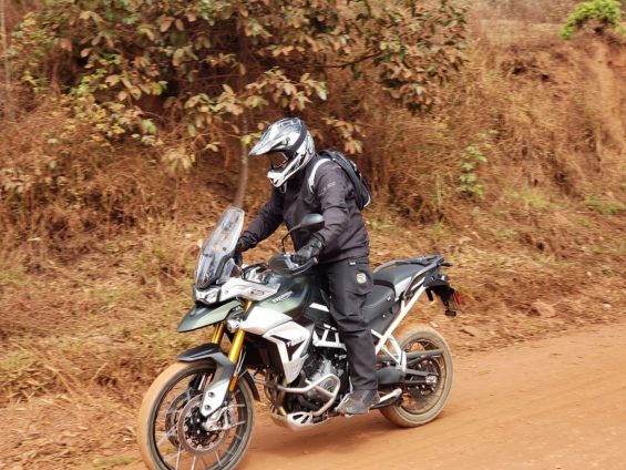 triumph tiger 900 rally pro na terra