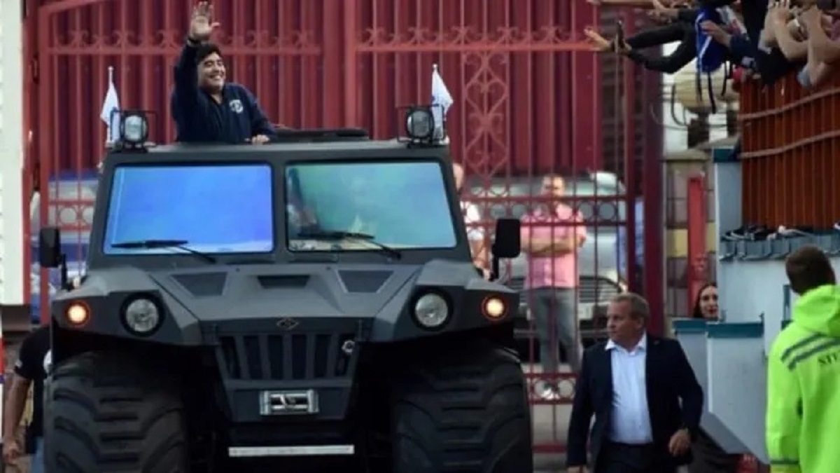 maradona a bordo de veiculo militar