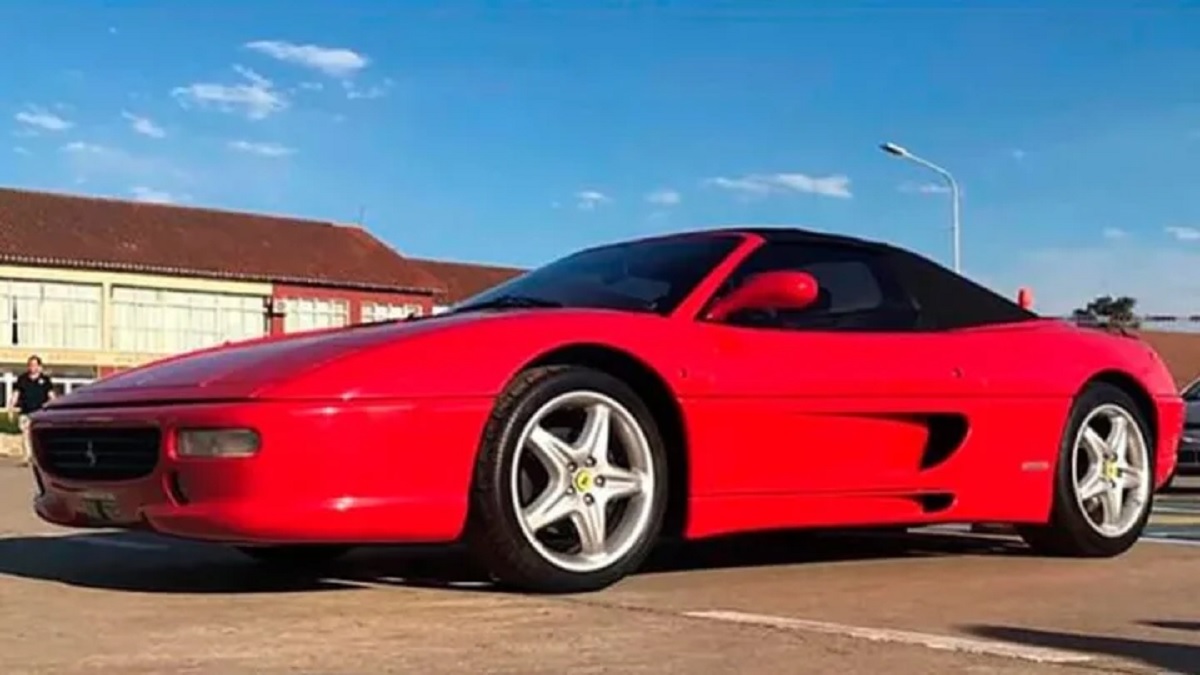 ferrari f355 vermelha de maradona