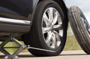 macado levantando carro trocando roda estepe emergencia sobressalente fininho