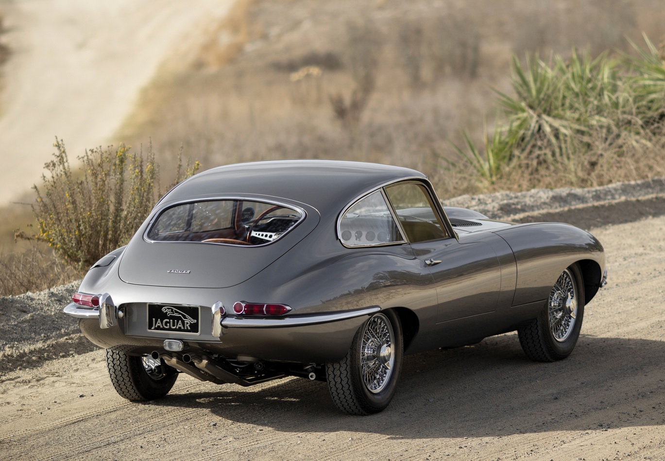 jaguar e type coupe cinza traseira