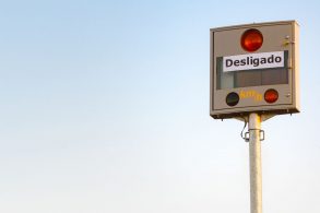 radar fixo com exibicao de velocidade instantanea com placa escrito desligado