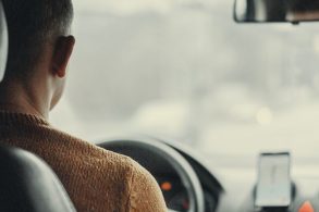 motorista de aplicativo homem com camisa amarela dirigindo veiculo victor xok unsplash