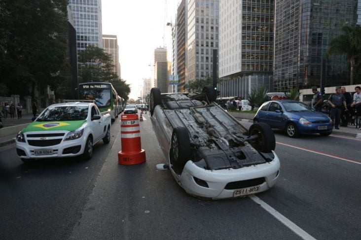 carro branco capotado na avenida paulista acidente colisao misteriosa foto paulo pinto fotos publicas