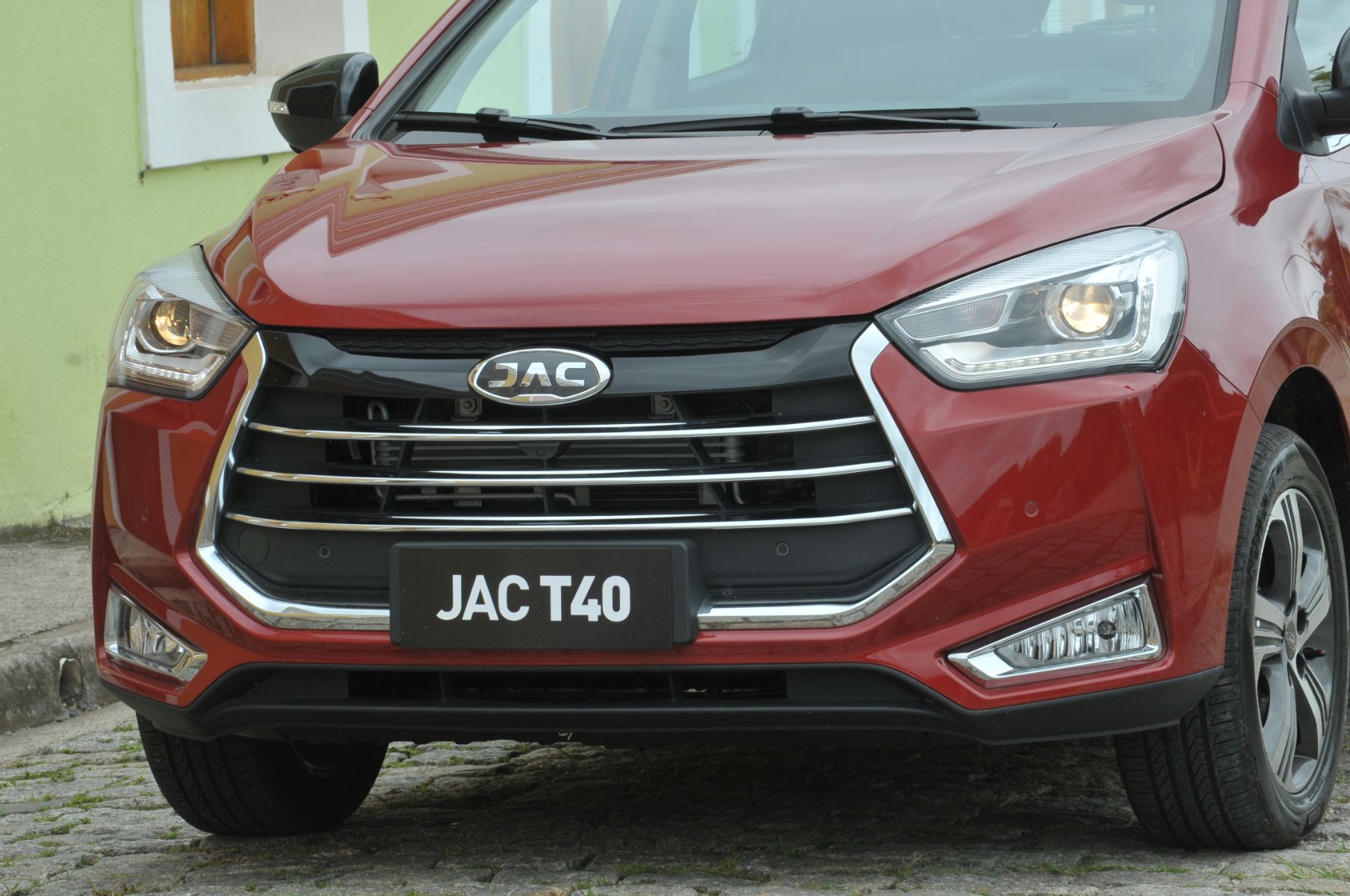 detalhe grade jac t40 vermelho