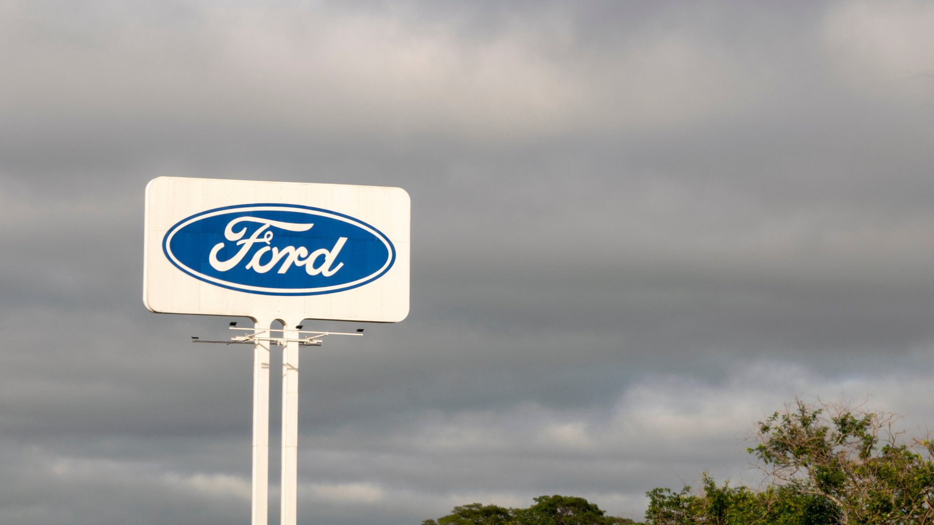 Há 1 ano sem fábricas no Brasil, Ford vê vendas despencarem 72,9%