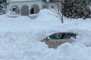 carro soterrado por neve nos estados unidos