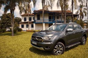 ford ranger limited cinza de frente em fazenda