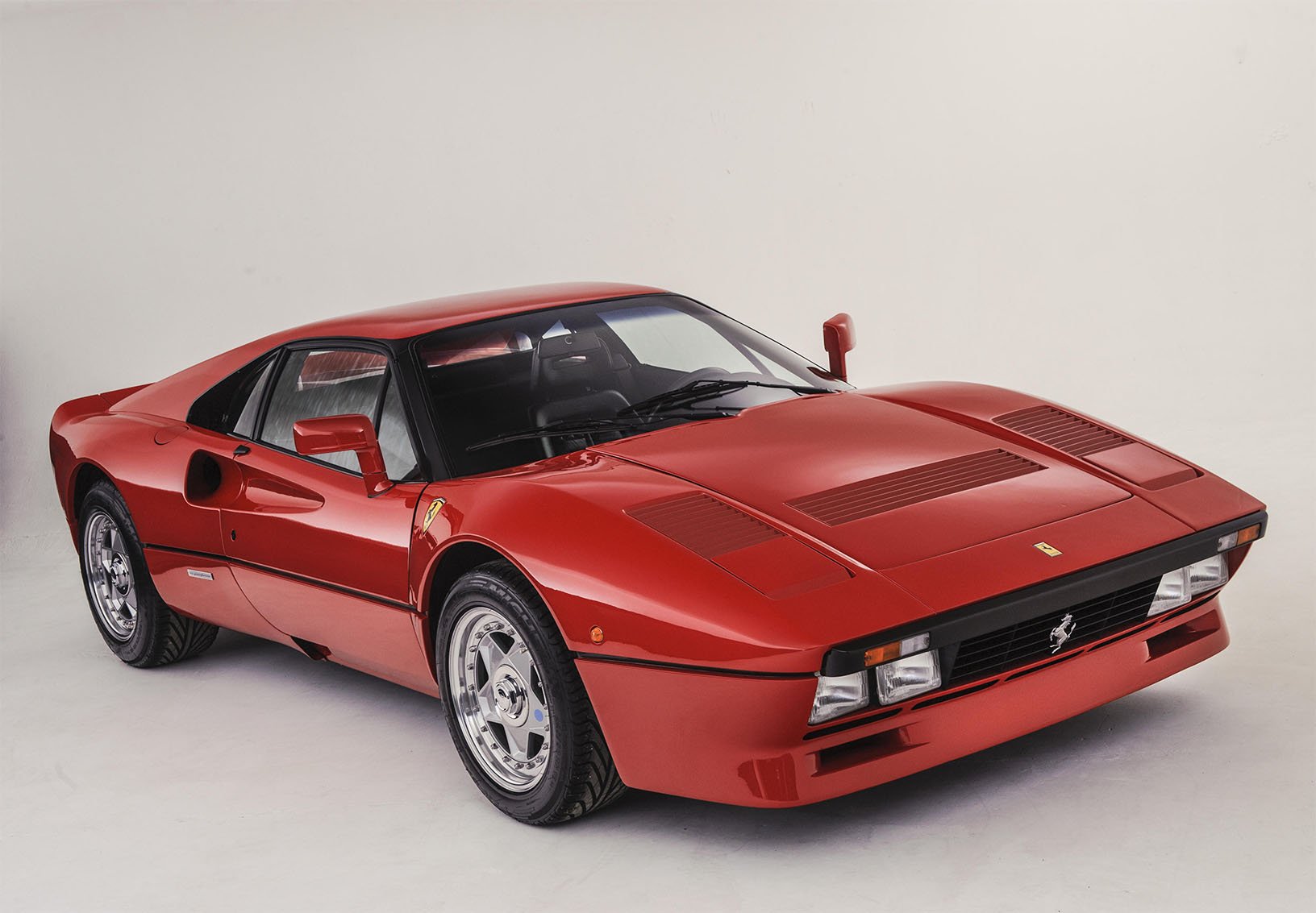 ferrari 288 gto vermelha de frente em estudio