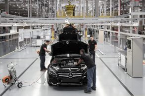 veiculo mercedes benz em producao na fabrica de iracemapolis sp