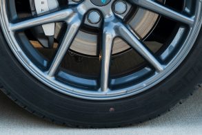 pinta na banda lateral de pneu de carro