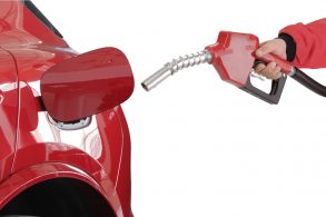 abastecer carro aditivo tanque etanol alcool gasolina