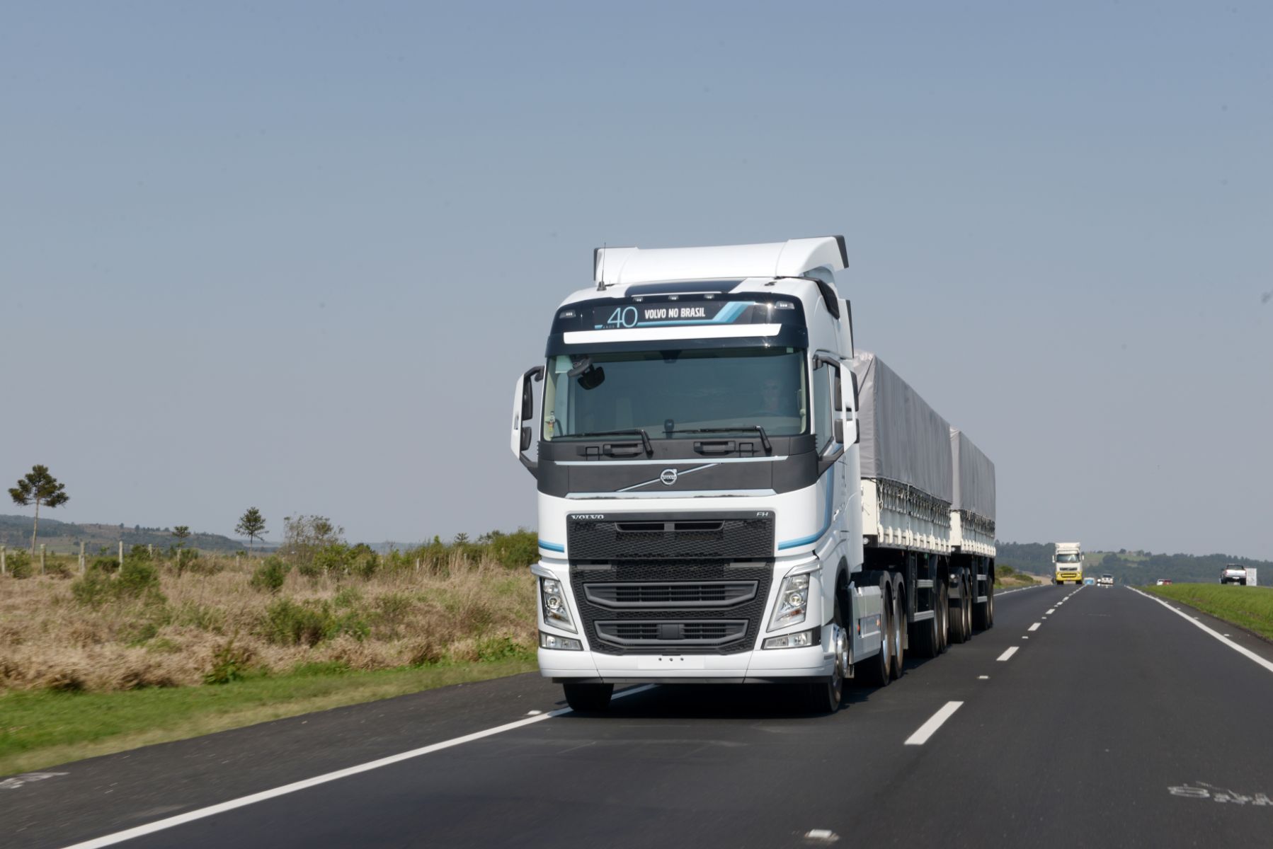 Caminhao Volvo FMX 500 Caçamba basculante usado à venda