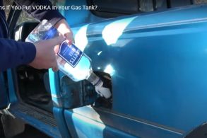 homem coloca vodka em tanque de combustivel de ranger 1994 azul