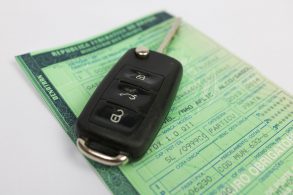 chave de carro em cima do documentocertificado de registro e licenciamento de veiculos
