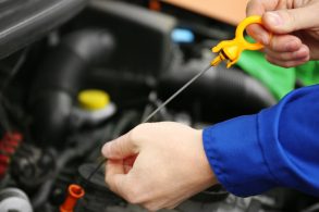 frentista posto verificar nivel do oleo dedo de ouro vareta motor carro