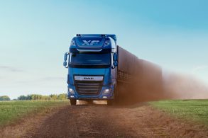 daf xf azul de frente na terra
