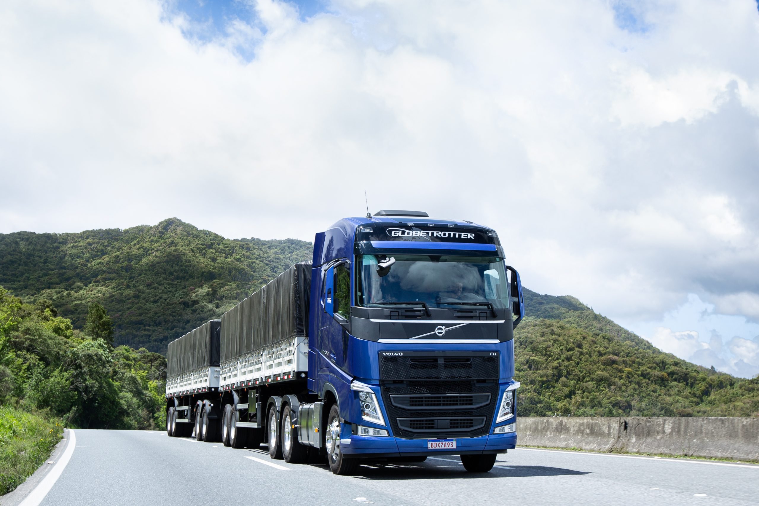 volvo fh 540 de frente em movimento