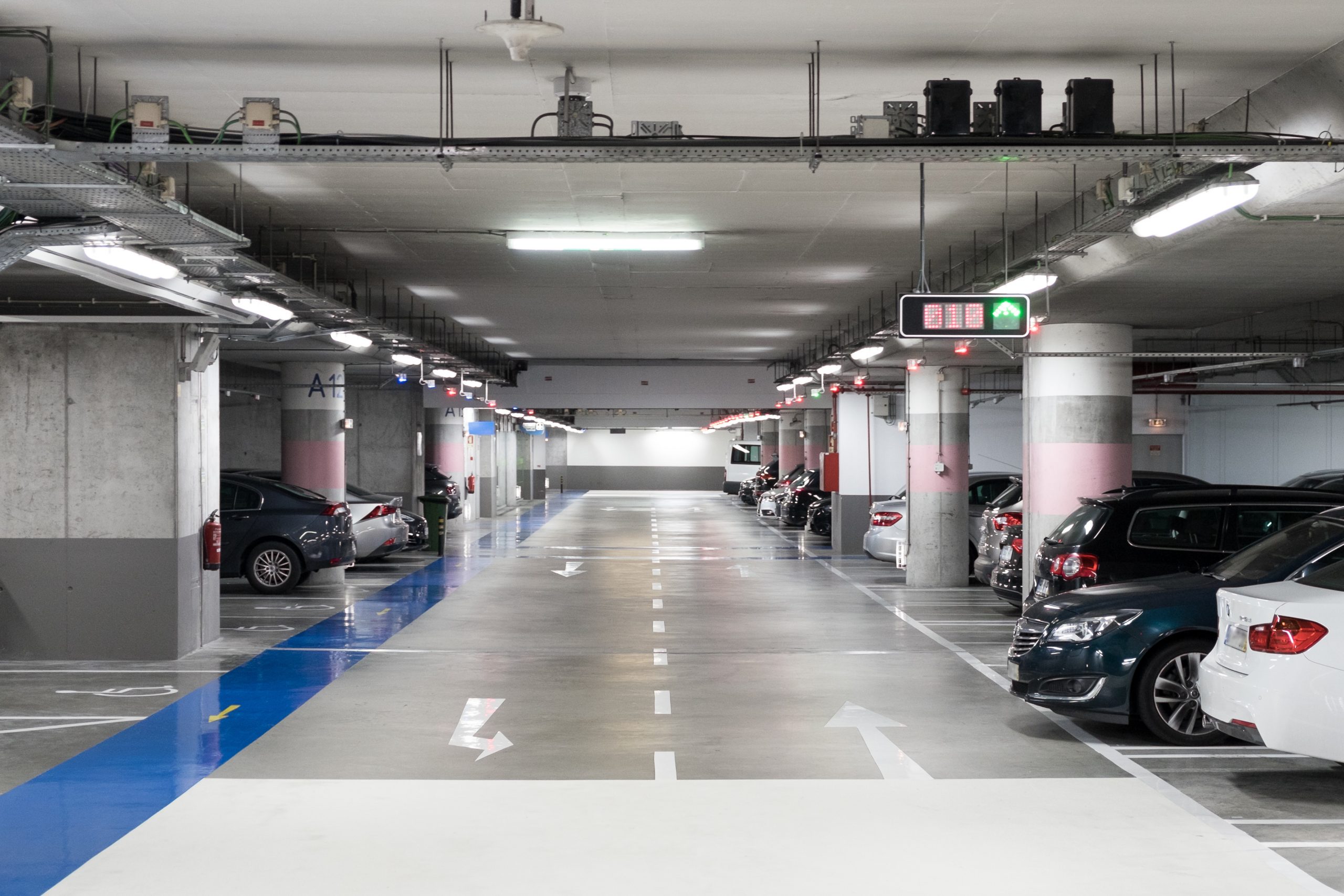 estacionamento subeterraneio comercial parcialmente cheio e com vaga para pessoa com deficiencia pcd foto shutterstock