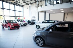 concessionaria ou loja de carros vazia com uno vermelho e fiat 500 expostos foto shutterstock