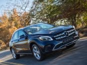 mercedes benz gla 200 advance azul de frente em movimento