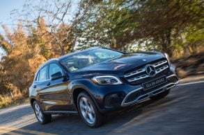 mercedes benz gla 200 advance azul de frente em movimento