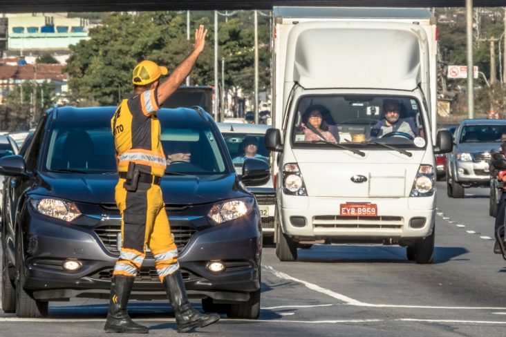 agente da cet agencia de transito de sao paulo organiza trafego em avenida de sao paulo shutterstock