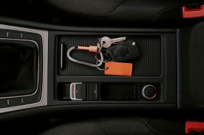 chave presencial keyless no console central do carro shutterstock