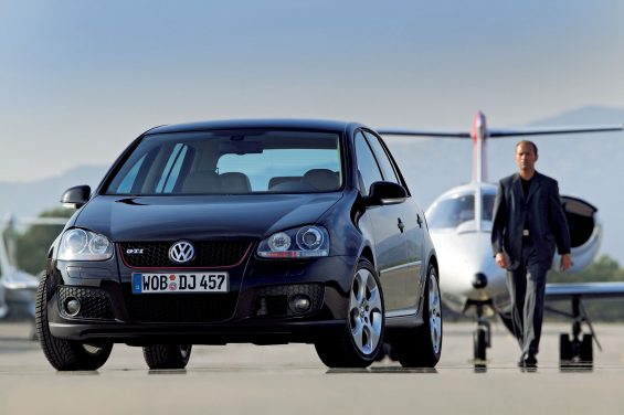 volkswagen golf gti mk5 5 portas preto de frente com aviao ao fundo